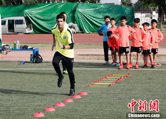 【体育广角镜】中国足球之乡，来了一群外国教练