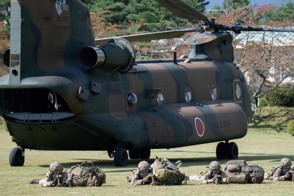 资料图片：10月2日，日本陆上自卫队首次在日本国内与英国陆军实施联合训练。（法新社）