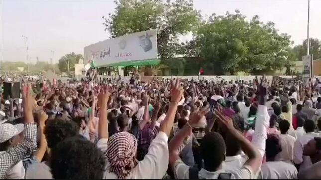 苏丹抗议者不满军事委员会接管政权 庆祝转为抗议