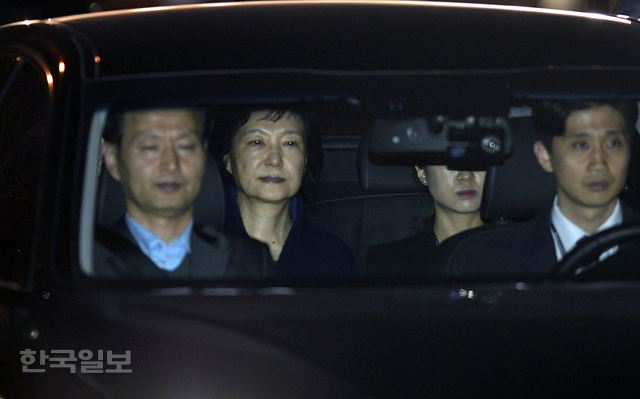 2017年3月31日凌晨，朴槿惠被批捕后移送拘留所。（《韩国日报》）