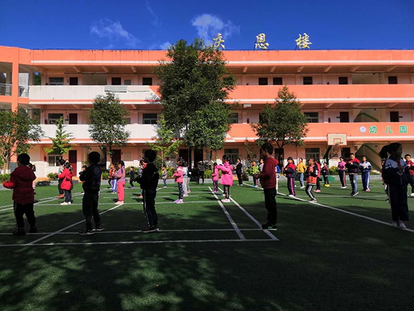  10月中旬，范家小学全校学生在操场做课间操。
