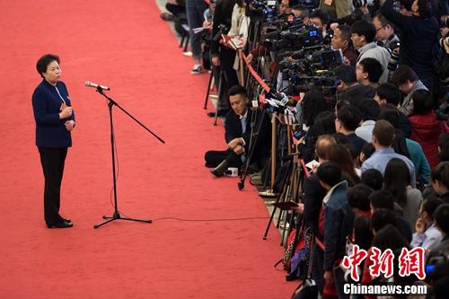 3月8日，十三届全国人大二次会议在北京人民大会堂举行第二次全体会议。图为中国气象局局长刘雅鸣在“部长通道”接受采访。中新社记者 王骏 摄