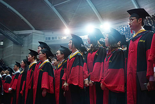 清华大学研究生在毕业典礼上唱国歌。新华社记者鞠焕宗摄