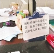 武汉市新洲区总工会职工服务中心医疗互助窗口的提示牌。</p><p>网民 供图