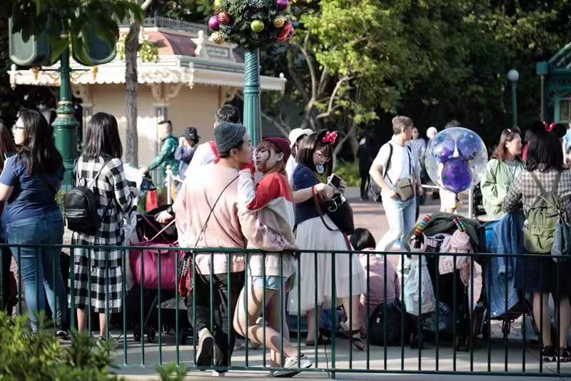 11月29日，香港迪士尼内入口附近的年轻游客，入口附近是游客比较多的区域。新京报记者 王嘉宁 摄