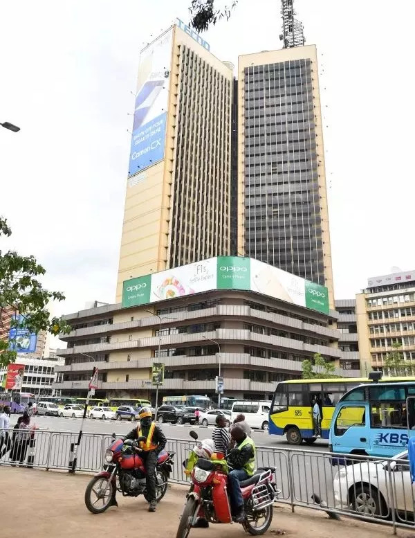 ▲上亿非洲人用上传音手机。图为在肯尼亚首都内罗毕市中心大厦上悬挂的传音手机巨幅广告海报。 （新华社）