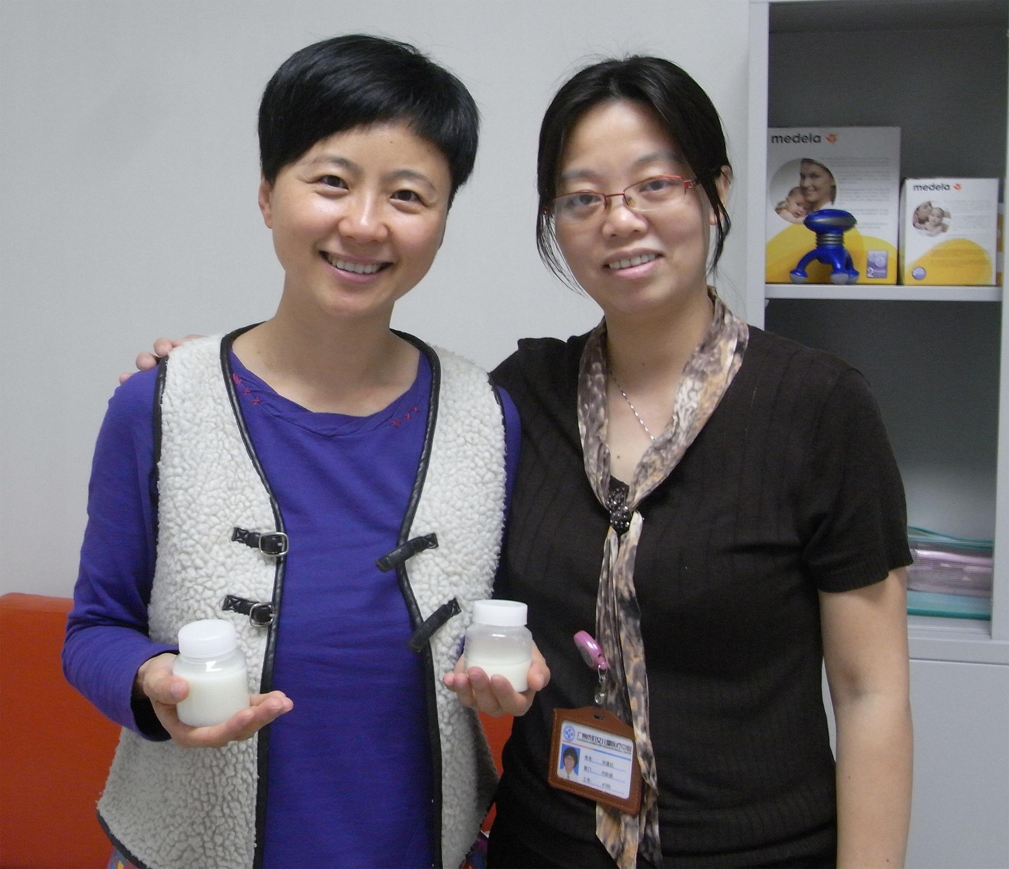 2013年3月，广州妇儿母乳库001号捐赠者徐靓（左）与刘喜红。受访者供图