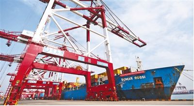 10月26日，山东省港口集团·地中海航运公司青岛港东南亚集装箱航线正式首航。</p><p>张进刚摄（影像中国）