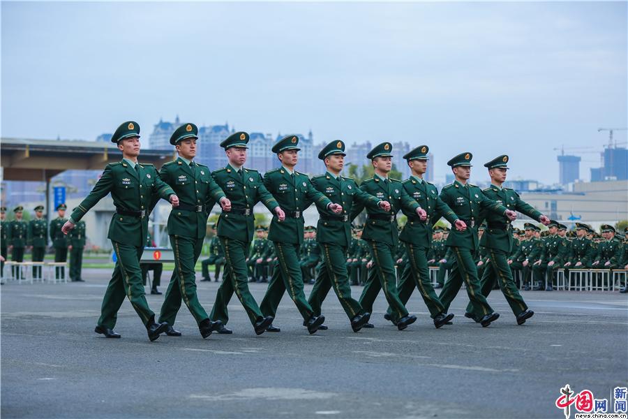 武警警官学院千余名官兵队列会操 动作标准帅气十足