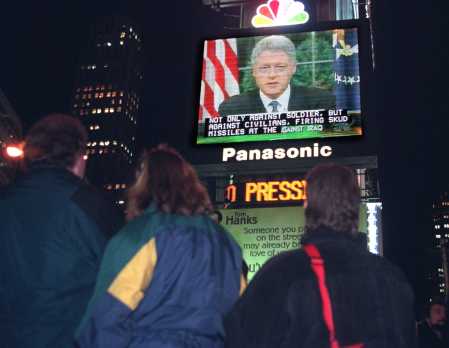 美国群众在纽约时代广场观看大屏幕电视