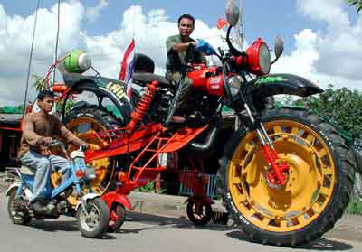 ranron的泰国机械师骑着自制的巨型摩托车