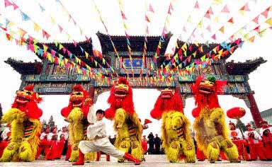 图文:北京地坛庙会开幕式上举行舞狮活动_社会