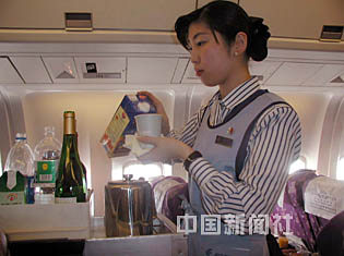 图文:首批日籍空姐在中国国际航空公司服务_社