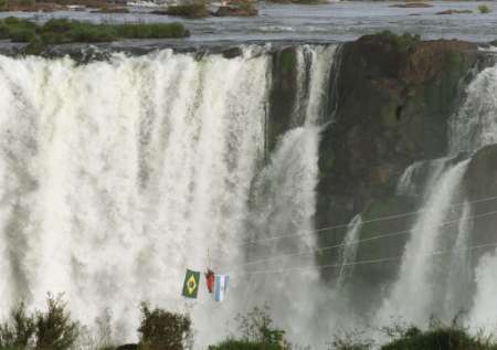 图文:登山者勇攀南美著名的伊瓜苏瀑布(2)