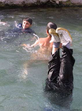图文:天真不识愁滋味 伊朗小孩爱戏水