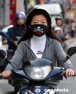 图文:台北前卫少女骑摩托戴骷髅口罩