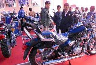 图文:西藏展示珠峰摩托车_社会新闻