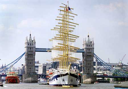 图文:世界最大帆船停靠伦敦_社会新闻