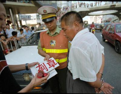 图文:武汉街头刻公章泛滥被取缔(2)_社会新闻