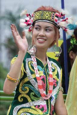 图文:马来西亚姑娘身穿传统服饰迎国庆