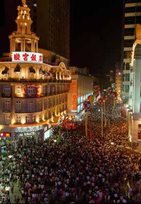 图文:百万武汉市民喜逛新开街的江汉路步行街