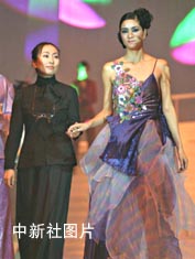 图文:中国著名服装设计师吴海燕作品展示_社会