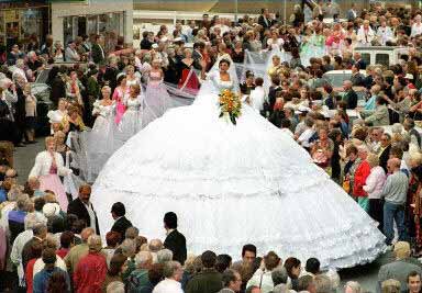 图文:世界最大的婚纱在西班牙展出_社会新闻
