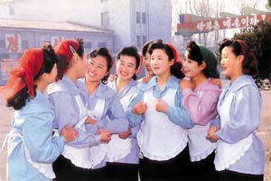 不爱红装爱武装 朝鲜青年爱唱革命歌(附图)