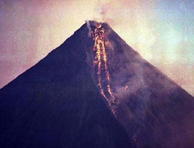 律宾马荣火山今晨喷发 连续数小时喷吐熔岩(图