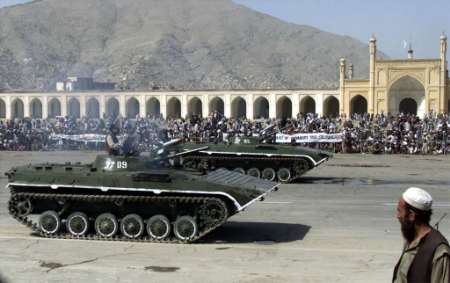 阿富汗塔利班举行阅兵 首都喀布尔机场遭袭击