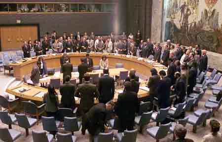 图文:联合国安理会开会前全体默哀一分钟悼念美国受害者