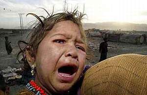 图文:阿富汗难民营中哭泣的阿富汗小姑娘