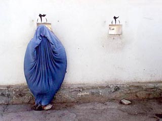 男医生靠近女病人就坐牢 阿富汗女人看病老公