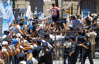 阿根廷的经济危机导致社会动乱