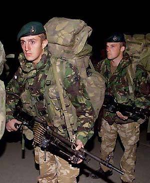 首批英国维和部队队员抵达阿富汗执行任务(附