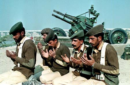图文:印巴局势紧张 巴基斯坦士兵阵前祈祷