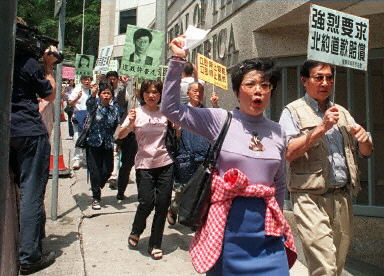 图文:美国驻香港领事馆前的游行示威