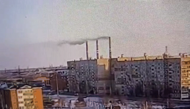 哈萨克斯坦一热电厂烟囱因大风倒塌