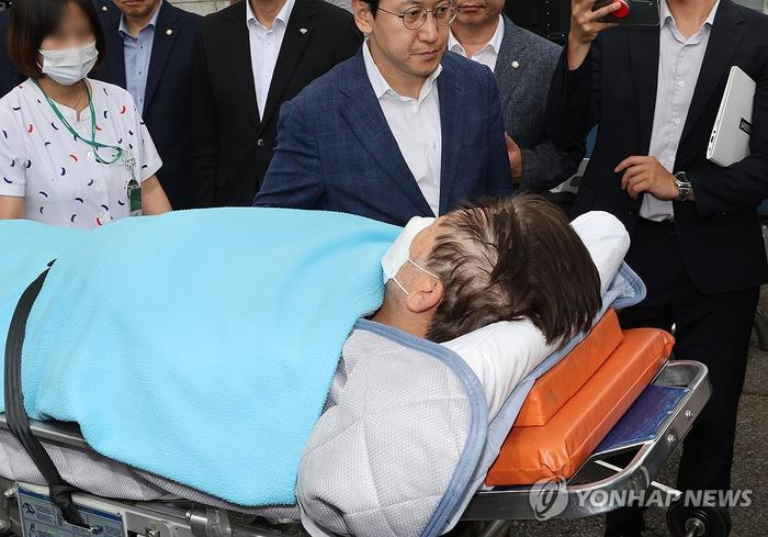韩国总统批准法院申请拘捕最大在野党党首李在明的要求书