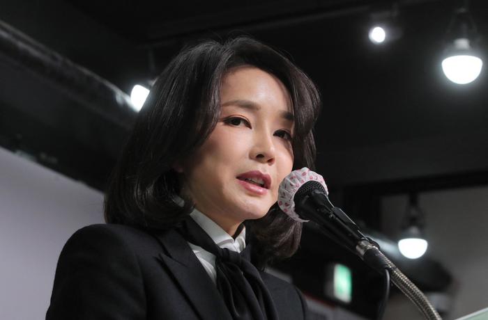 韩媒：负责调查金建希“收受名牌包”事件反腐官员在家中身亡，现场发现“遗书” (http://www.cnwts.cn/) 国际 第1张