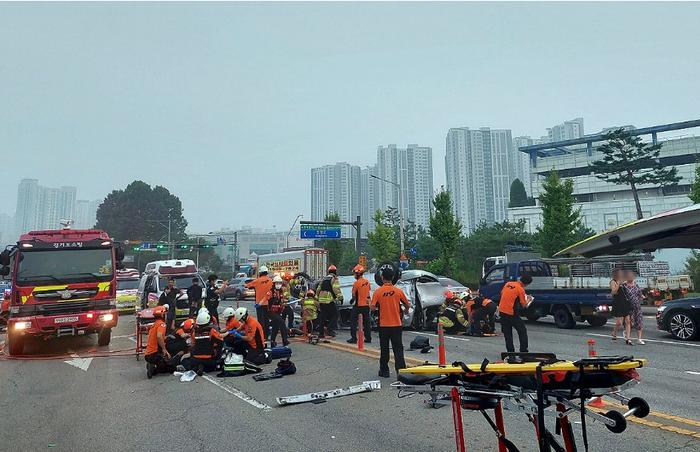 韩国一面包车与大巴车相撞致5人罹难，其中3人为中国籍，韩警方称涉事司机“为抢黄灯” (http://www.cnwts.cn/) 国际 第1张