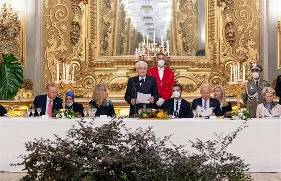 G20晚宴细节多：美英法领导人坐得远 场外还有人抗议