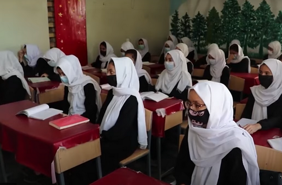 阿富汗巴尔赫省中小学面向女生复课 学生倍感开心