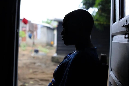 在中西非地区，超2万儿童肩上扛起大枪