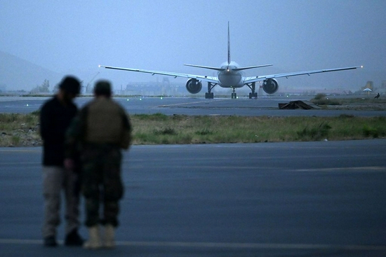 外媒：阿富汗迎来塔利班接管后首个外国商业航班