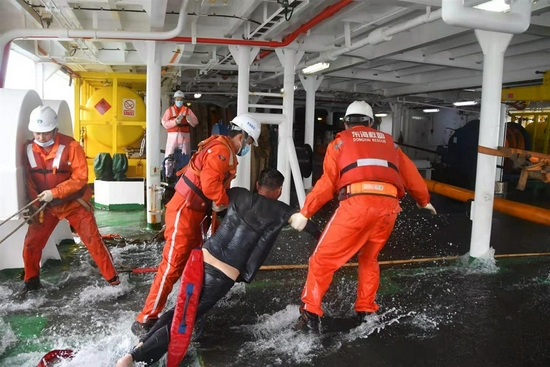 东海两船舶相继遇险，6人获救11人失联