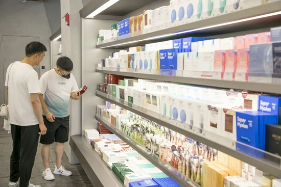 男顾客正在选购化妆品 图片来源 ：视觉中国 