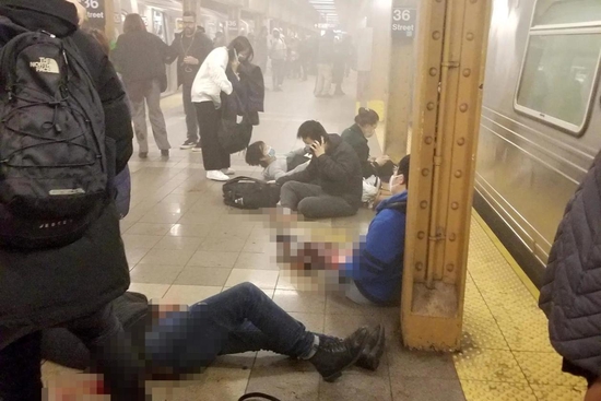 外媒：纽约一地铁站发生枪击事件，至少13人受伤