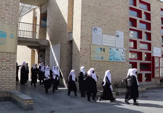 阿富汗巴尔赫省中小学面向女生复课 学生倍感开心