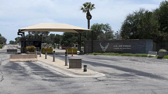 美空军基地跑道发生事故 致1名飞行员死亡2名受伤